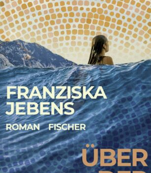Eine Frau steht im Meer mit Bergen im Hintergrund. Der Text auf dem Buchdeckel lautet: Franziska Jebens, Roman Fischer, Über der Brandung.