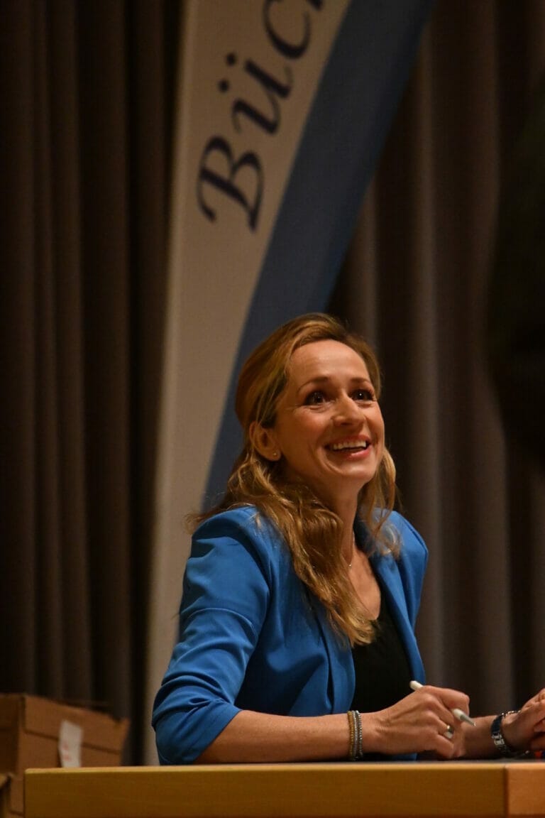 lächelnde Frau, blaue Jacke