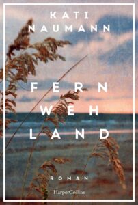 Cover des Buches „Fernwehland“ von Kati Naumann, das einen malerischen Strand mit hohem Gras im Vordergrund und einem Sonnenuntergangshimmel im Hintergrund zeigt.