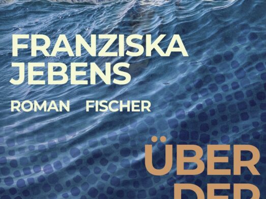Eine Frau steht im Meer mit Bergen im Hintergrund. Der Text auf dem Buchdeckel lautet: Franziska Jebens, Roman Fischer, Über der Brandung.