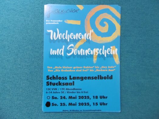 Blaues Plakat mit weiß-gelber Schrift wirbt für ein Konzert des Volkschors im Schloss Langenselbold, Stucksaal, am 24. und 25. Mai 2025 mit verschiedenen Liedern.