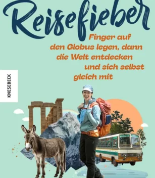 cover_reisefieber_2d_ Buchcover von „Reisefieber“ von Julia Finkernagel, auf dem ein Esel, ein lächelnder Reisender mit Rucksack, antike Ruinen und ein Oldtimer-Bus vor grünem Hintergrund zu sehen sind.