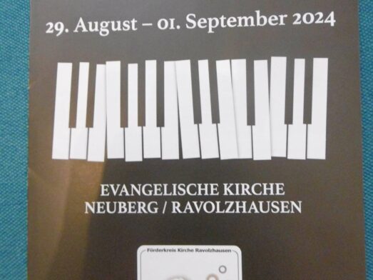 Plakat für das Klavier- & Kammermusikfest Neuberg vom 29. August bis 1. September 2024 in der Evangelischen Kirche Neuberg/Ravolzhausen mit Klaviertasten und Kirchenbild.